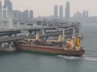 Российское судно загорелось после того, как протаранило мост в Корее
