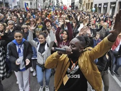 Десятки тысяч людей вышли в Милане на акцию протеста против расизма