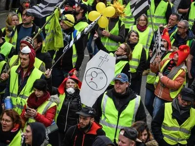 "Желтые жилеты" во Франции мобилизовали 39 тыс. человек, в Париже 33 задержанных