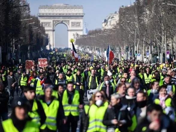 "Жовті жилети" протестують у Франції 16-й тиждень поспіль