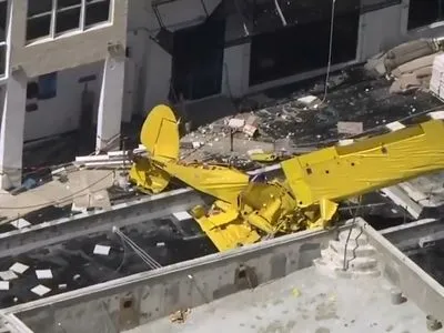 Во Флориде самолет врезался в многоэтажное жилое здание