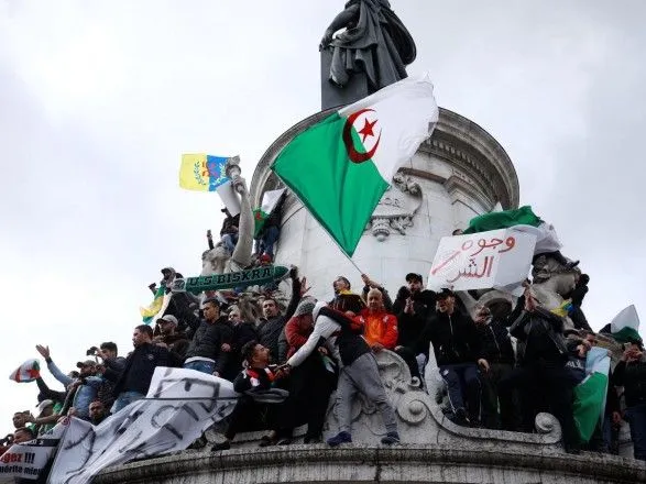 У Парижі проти президента Алжиру вийшли на мітинг 6 тисяч осіб