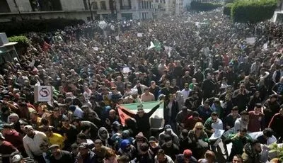 Кілька десятків тисяч людей знову вийшли на антипрезидентські протести в Алжирі