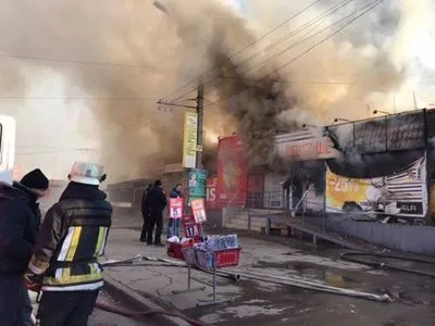В Кривом Роге масштабный пожар: горят торговые палатки