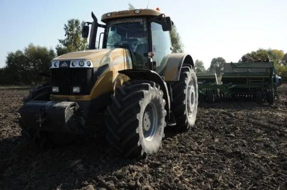 khlopchik-vipav-z-traktora-pid-chas-rukhu