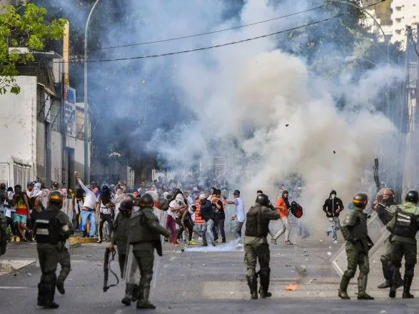 Власти Венесуэлы организовали карнавал в Каракасе, произошли столкновения демонстрантов и полиции