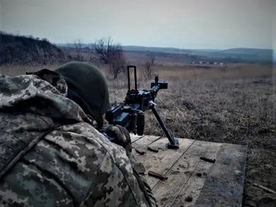 Из-за обстрелов на Донбассе погиб украинский военный