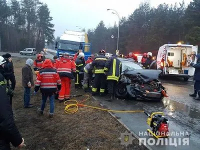 На Гостомельском шоссе столкнулись легковушка и грузовик, 5 травмированных