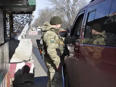 У чергах на КПВВ на Донбасі зібралось майже 300 автівок