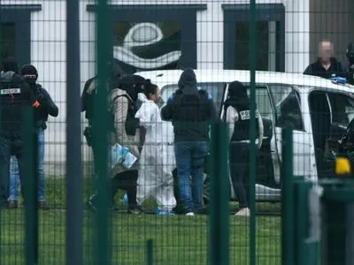 ЧП во французской тюрьме: жена напавшего на охрану погибла от полученных ранений