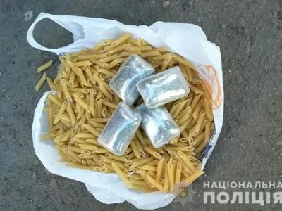 В Мариуполе мужчина спрятал наркотики в пачке с макаронами