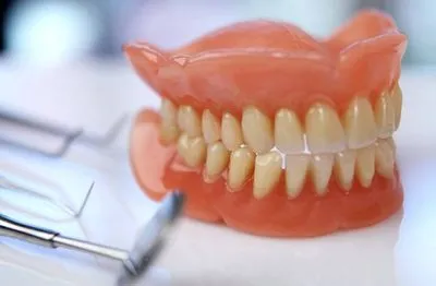 Иностранец пытался ввезти в Украину зубные импланты на полтора миллиона гривен