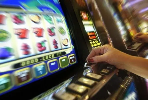 Продавчиня викрала з каси гроші і програла їх в онлайн-казино "Парі матч"