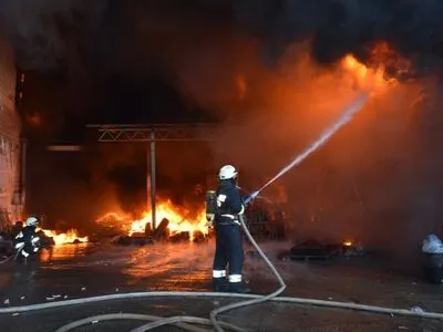 Масштабну пожежу на заводі під Дніпром локалізували