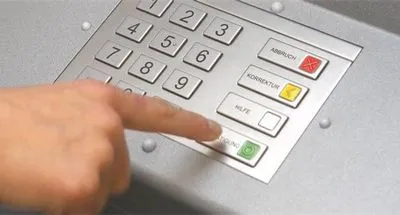 Одна из сетей банкоматов в Польше ввела меню на украинском языке