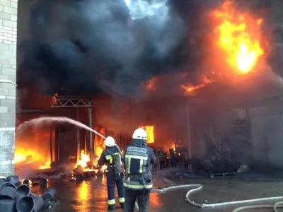 Пожар на заводе под Днепром: горят помещения с пластиком