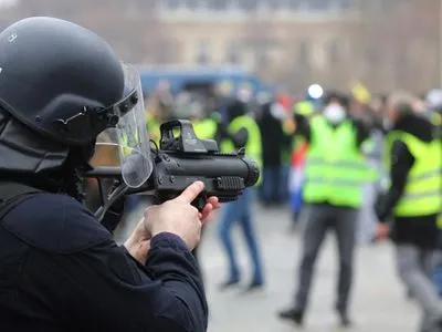 Сенат Франції відмовився вводити заборону на використання поліцією гумових куль
