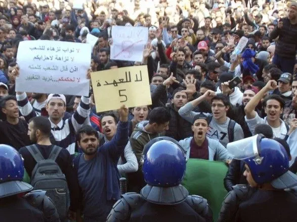 Более 1 млн человек приняли участие в антиправительственной акции в столице Алжира