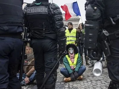 Протести "жовтих жилетів" у Франції: участь взяли менше 30 тисяч маніфестантів