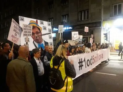 Протести в Белграді: серби страйкують під стінами національної телерадіокомпанії