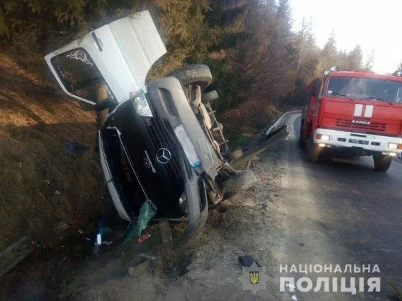 В результате опрокидывания микроавтобуса во Львовской области погибла женщина