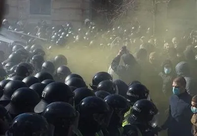 "Нацкорпус" и полиция потолкались с газом и дымом