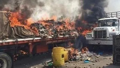 Поджог грузовика с гумпомощью для Венесуэлы устроил оппозиционер, а не силовики - NYT