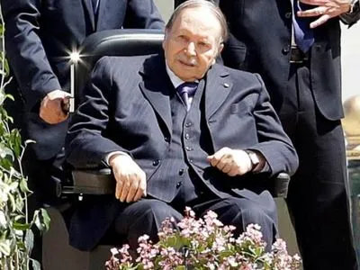 Президент Алжиру повернувся до країни на тлі масових протестів проти нього