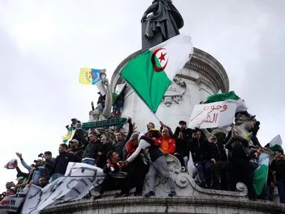 У Франції понад 10 тисяч людей вийшли на мітинг через вибори в Алжирі