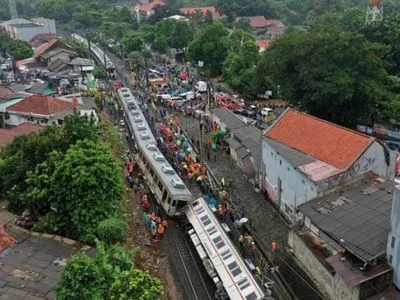 Десятки человек пострадали в Индонезии при сходе поезда с рельсов
