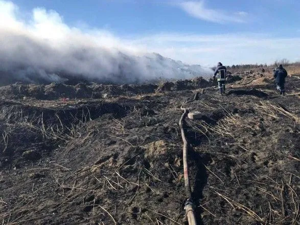 Во Львовской области больше 12 часов не могут потушить огонь на свалке