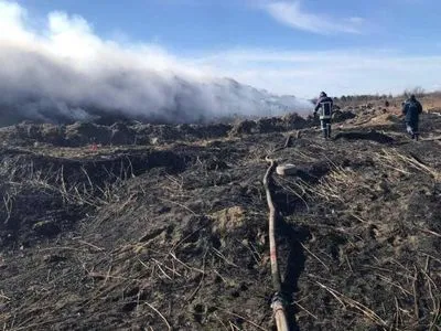 Масштабна пожежа: у Львівській області горить майже гектар сміттєзвалища