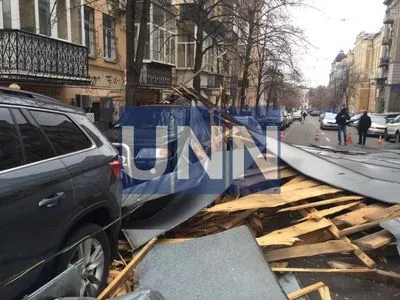 Вітер зірвав дах з будинку у центрі Києва
