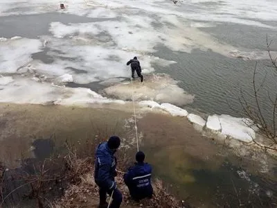В Черниговской области двое рыбаков провалились под лед и утонули