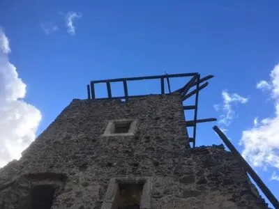 На Закарпатті від сильного вітру впав дах Невицького замку