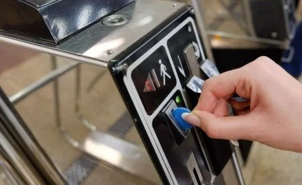 В киевском метро посчитали, сколько пассажиров не пользуются жетонами