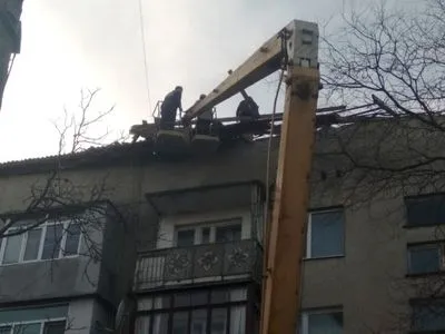 В Одесской области от сильного ветра сорвало крышу пятиэтажного дома