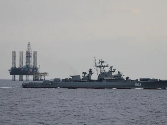 "Нафтогаз" показал, как военные корабли РФ стерегут объекты компании в Крыму