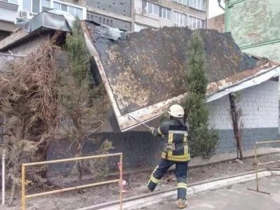 Вітер зірвав частину даху лікарні на Одещині
