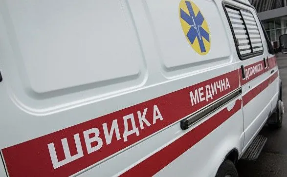 В Одесі людина опинилася в лікарні через падіння дерева