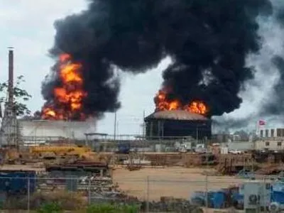 В Венесуэле взорвались резервуары с нефтью, пострадавших нету