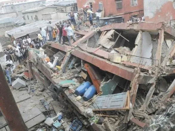В Нигерии обрушилась здание со школой и яслями