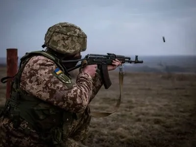 Двоє військових на Донбасі отримали поранення