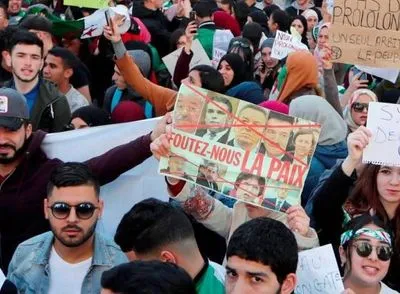 Протесты в Алжире: люди требуют отставки президента
