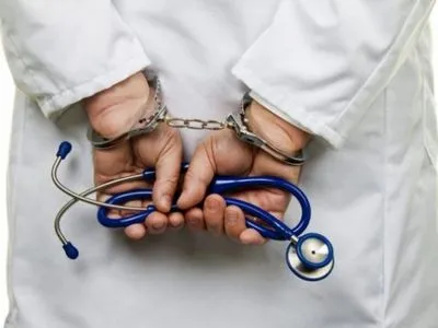 На Чернігівщині до двох років засудили лікаря-анестезіолога через смерть породілля та немовля