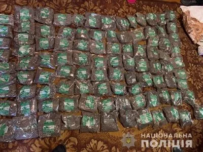 Предприниматели продавали наркозависимым Харьковской области маковое семя и солому