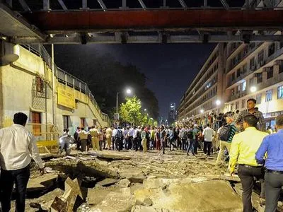 В Мумбаи обрушился мост на вокзале, 6 человек погибли