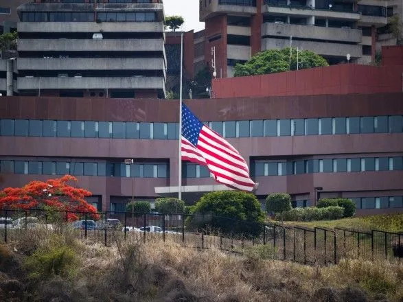 США сняли государственный флаг со своего посольства в Каракасе