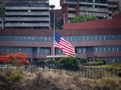 США зняли державний прапор зі свого посольства в Каракасі