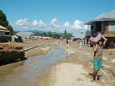 Из-за наводнений в Индонезии погибли 42 человека